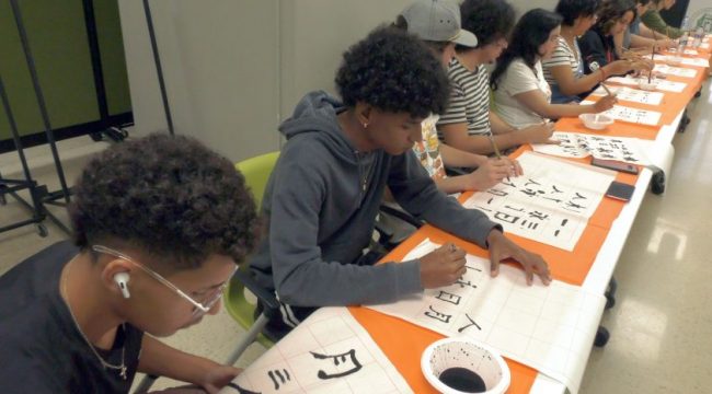 El taller de caligrafía china tuvo gran acogida entre la comunidad universitaria. Foto captura Prensa RUM Personas toman un taller de caligrafía china.